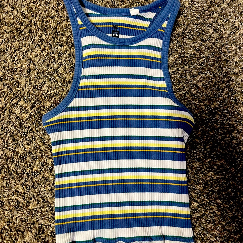 Size small, Very cute crop top from pacsun. Love it much, doesn’t fit anymore :)